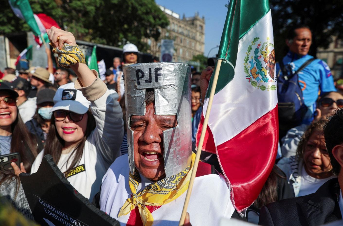 墨西哥城本月初大批民眾上街,抗議政府推行司法改革,以投票選出各級法官。(資料圖片)