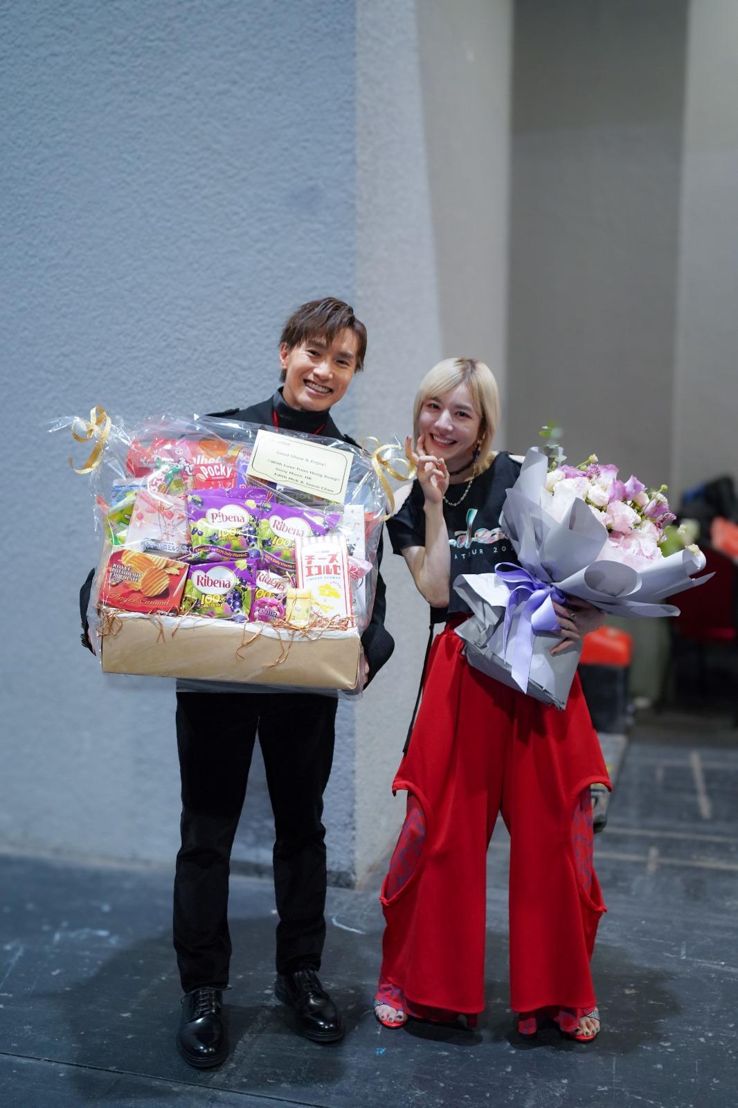 二人見面後亦隨即交換禮物。