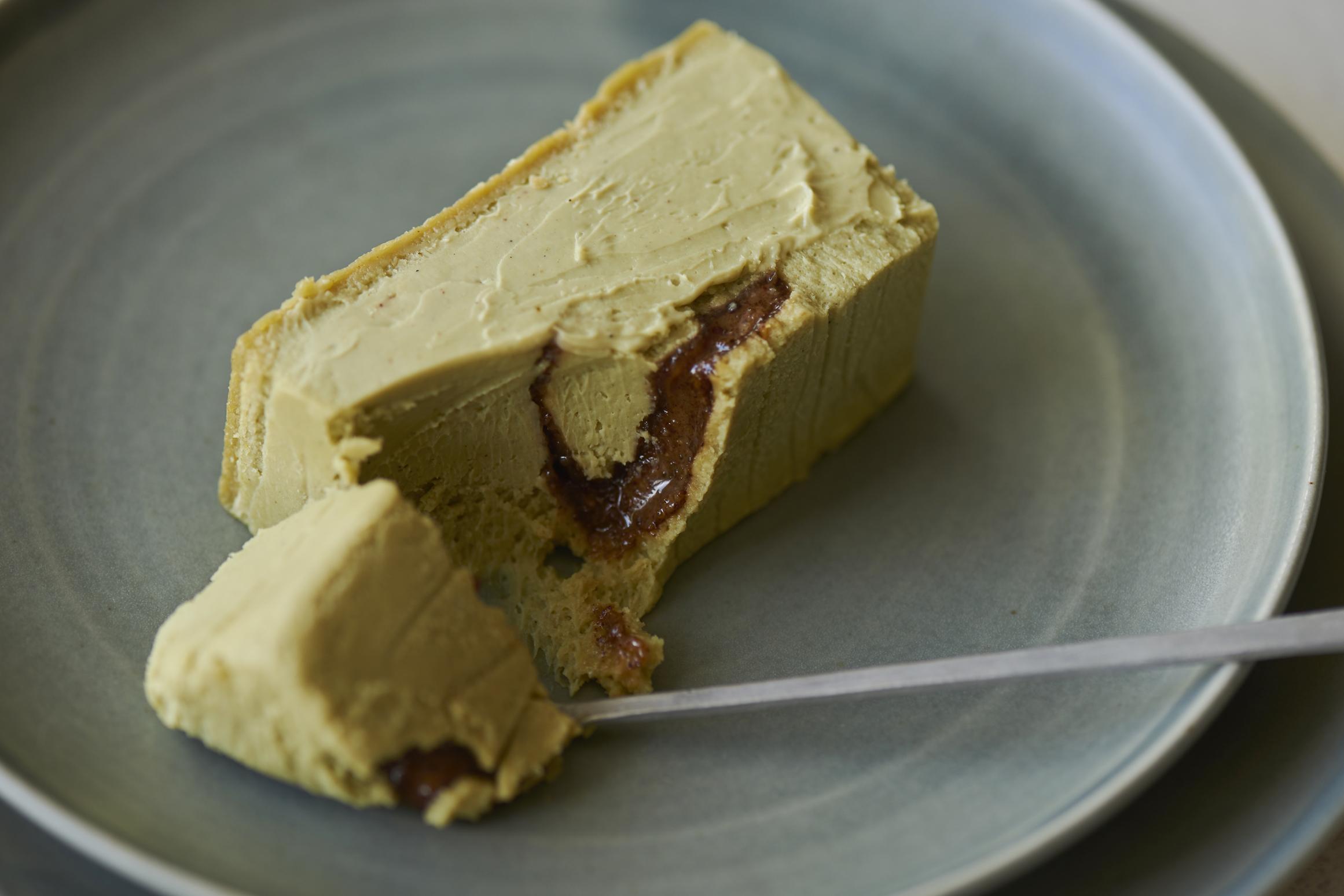 由於人手製造,每件蛋糕的法式果仁糖會呈現不同形態。