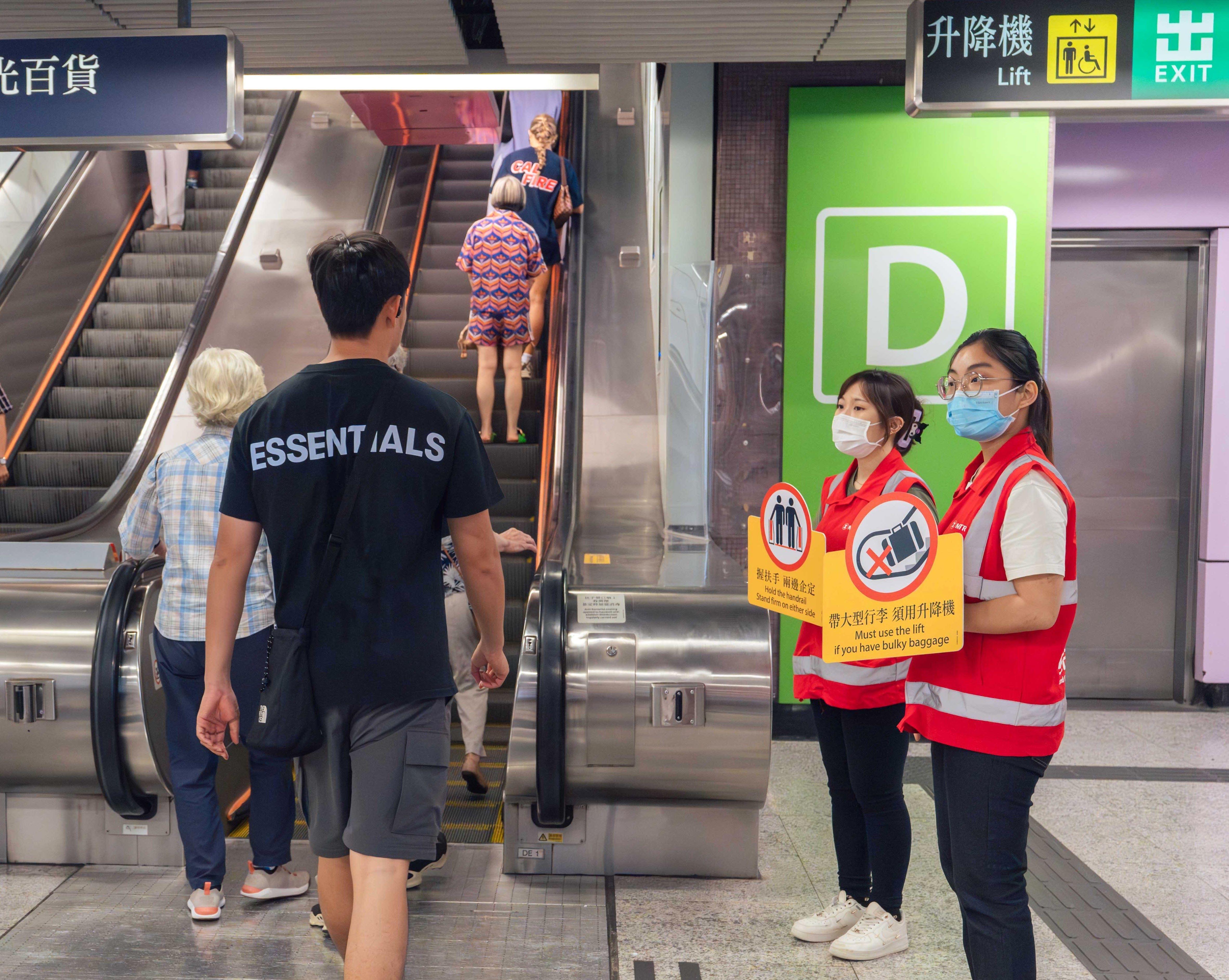 港鐵宣傳乘搭電梯時「左右企穩」,引起熱議(港鐵圖片)