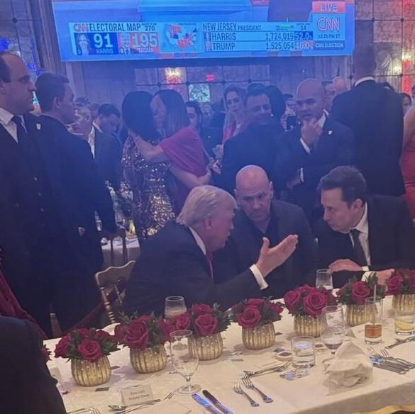 馬斯克出席海湖莊園晚宴,與特朗普交談。(互聯網)