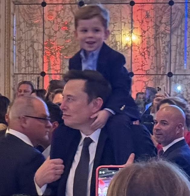 馬斯克讓兒子騎膊馬,滿場飛。(互聯網)