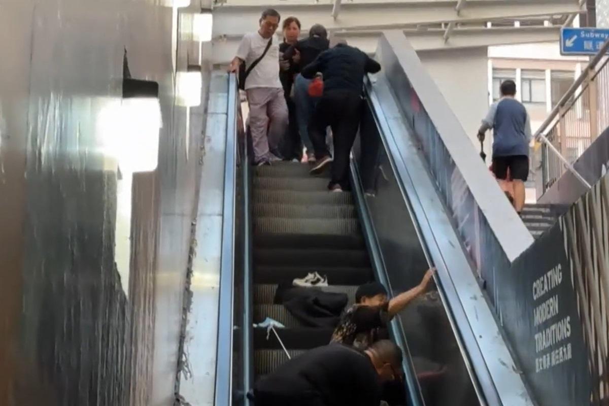 尖沙咀有扶手電梯發生「骨牌式」意外。