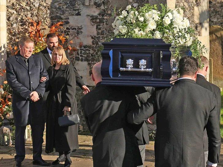 Liam Payne遺體運回英國家鄉落葬,並舉行悼念儀式。