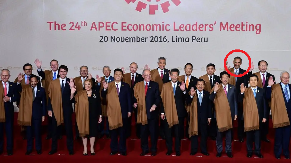 其實秘魯於2016年舉行AEPC峰會時,也是按國家字母排列領導人企位,時任美國總統奧巴馬也是站後排角落位。(互聯網)