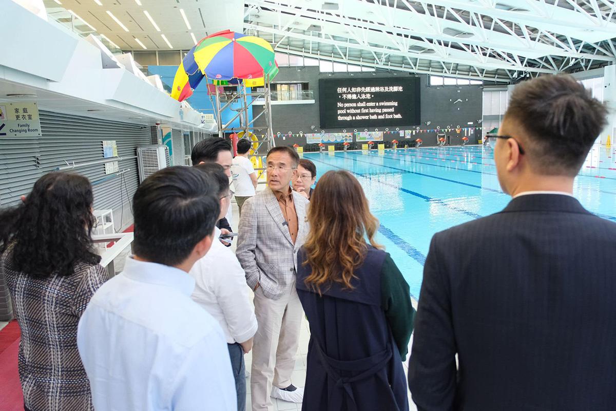 田北辰(右四)到中山紀念公園泳池參觀「人工智能遇溺偵測系統」。(田北辰FB)