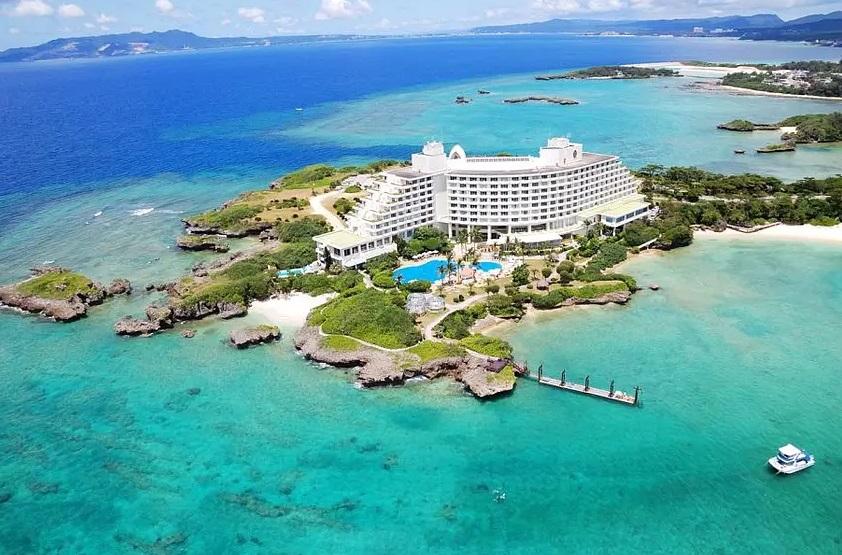 日本沖繩計劃向投宿縣內酒店或旅館等設施的住客開徵住宿稅。(互聯網)