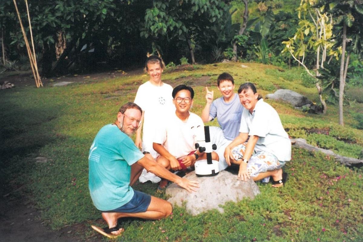 曾德賢1994年赴澳洲進修熱帶衞生學碩士,與導師及同學合照。(受訪者提供)