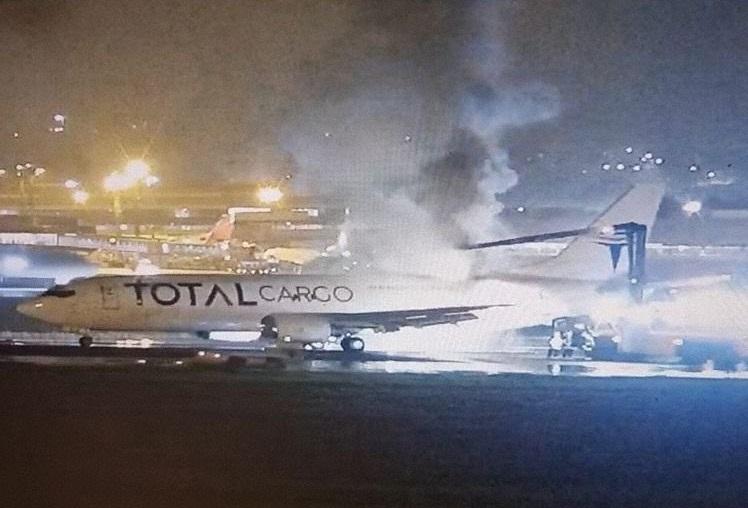 貨機緊急降落,機身不斷冒煙。(互聯網)
