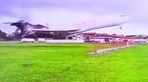 貨機在跑道起飛。(互聯網)