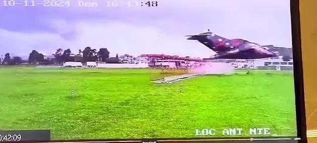 貨機撞到跑道設施後繼續爬升。(互聯網)