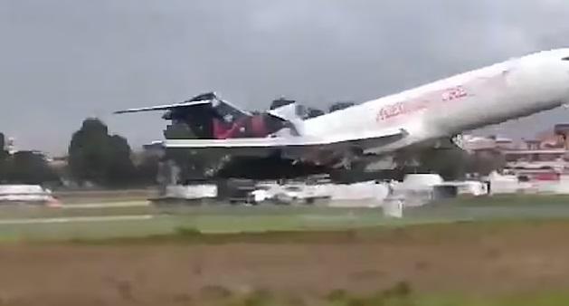 另有民眾拍到貨機撞跑道設施經過。(互聯網)