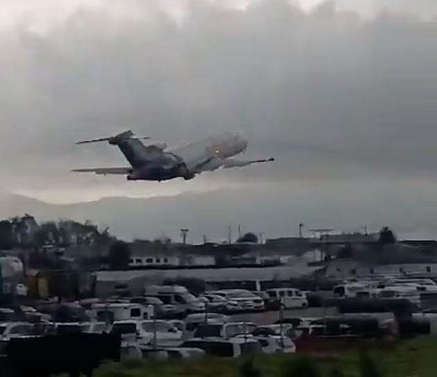 另有民眾拍到貨機撞跑道設施經過,撞擊後,貨機繼續飛行。(互聯網)