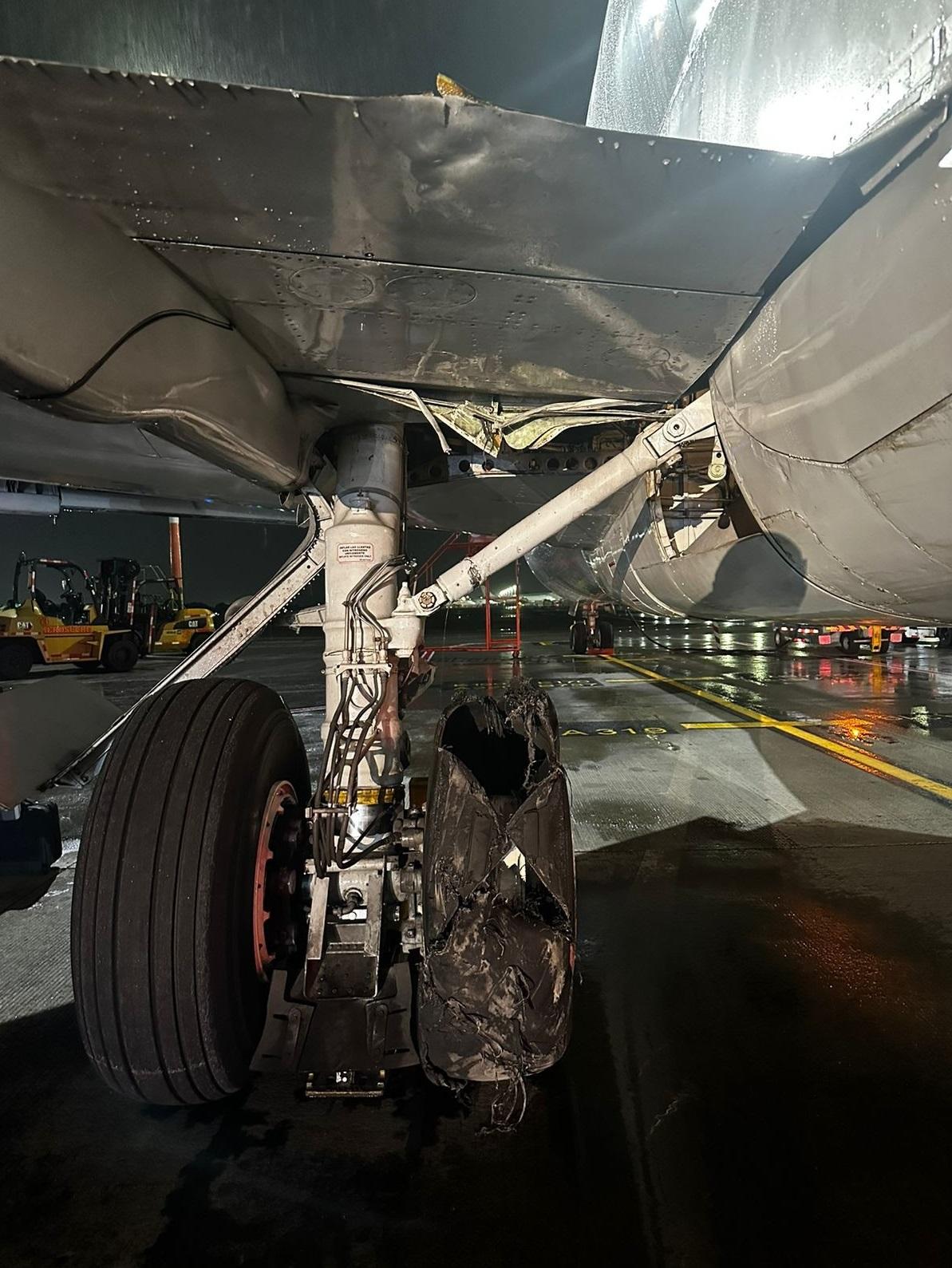 貨機猛撞跑道設施,起落架損毀。(互聯網)