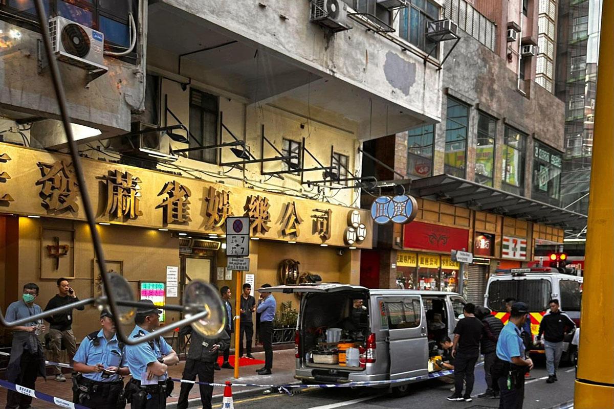 大批警員在客貨車外調查。(FB群組「馬路的事討論區」)