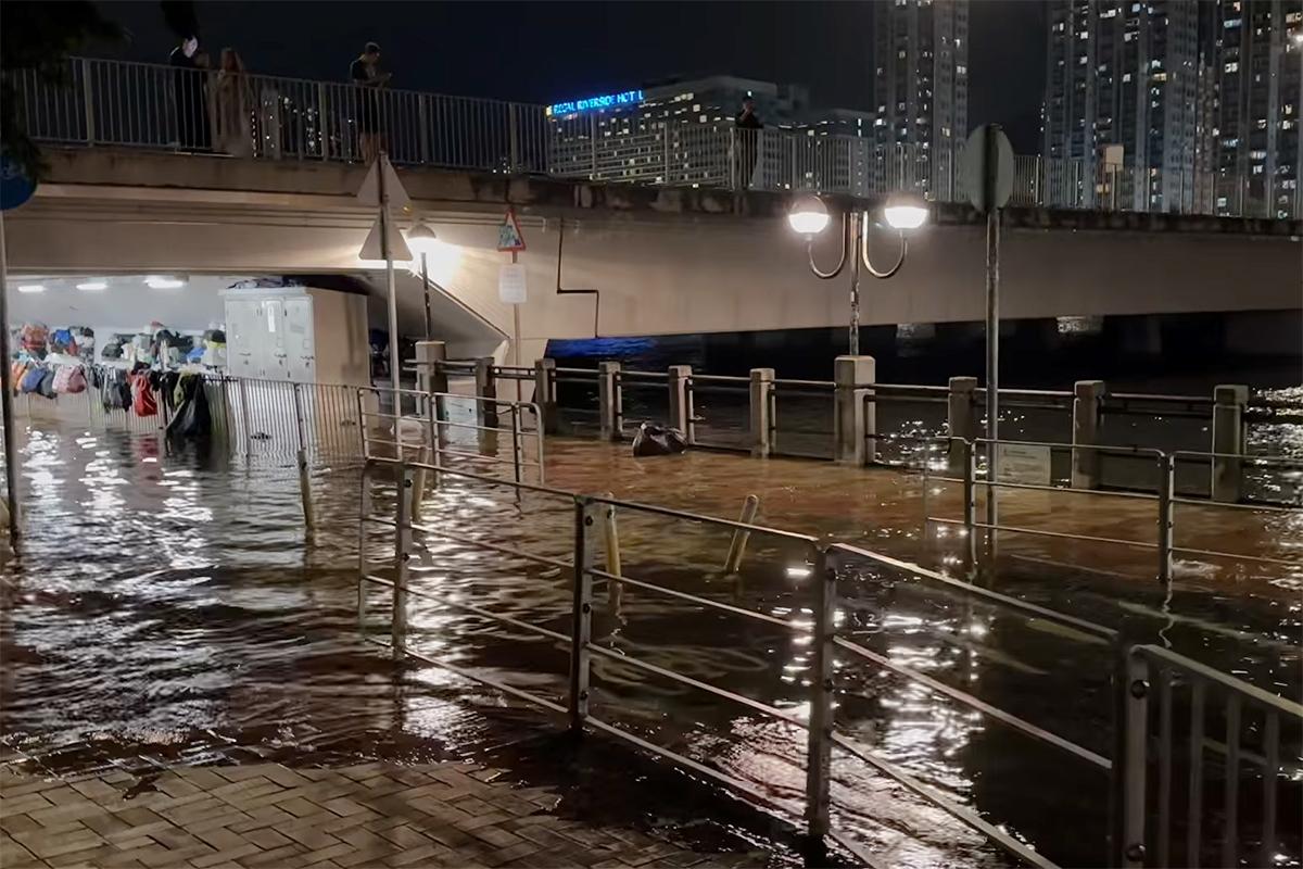 沙田城門河一帶已經開始水浸。(網民Leon Chow@FB群組「Go Go Shatin」)