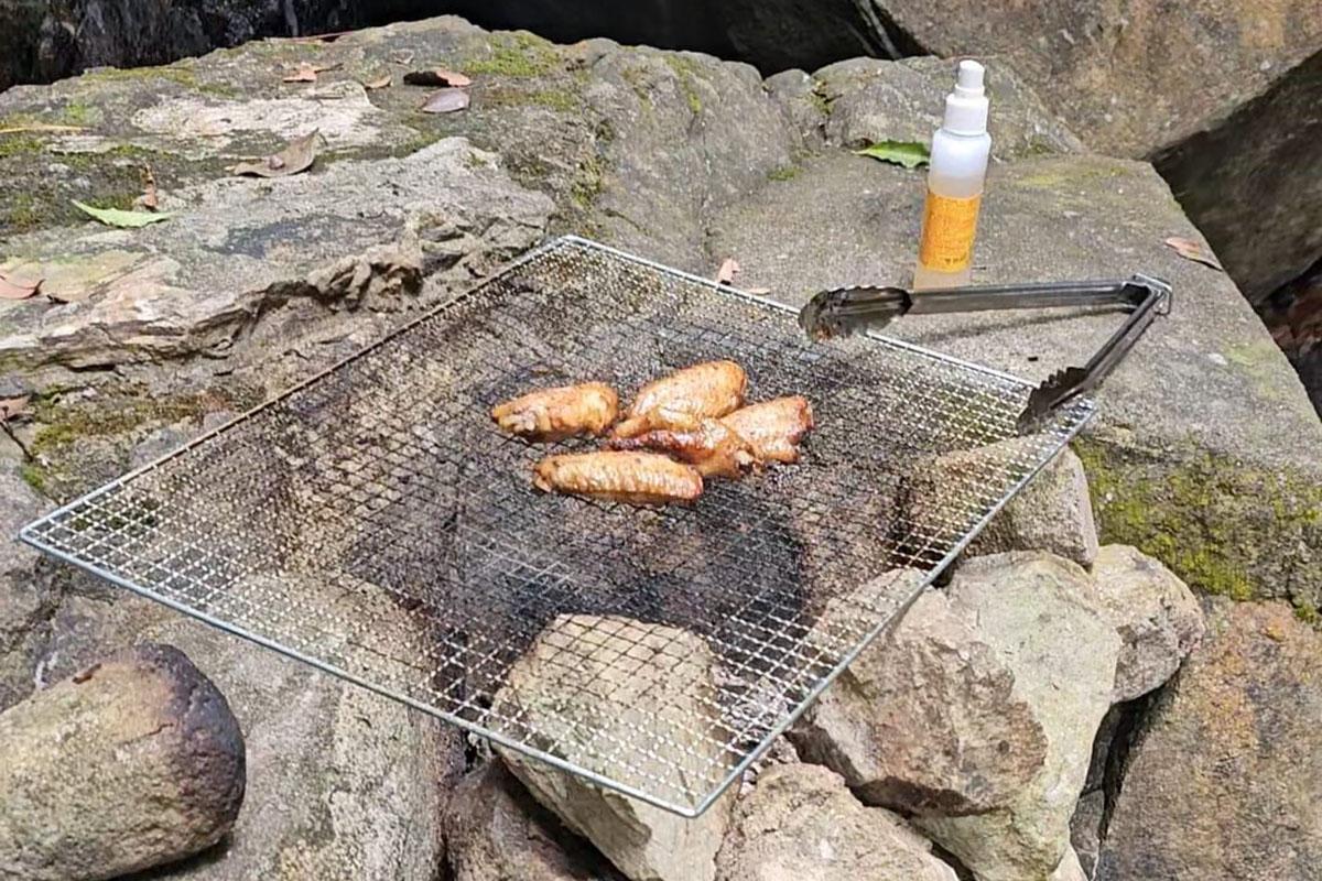 懷疑非法燒烤的3人當時正在燒雞翼。(FB群組「香港自然生態論壇」)