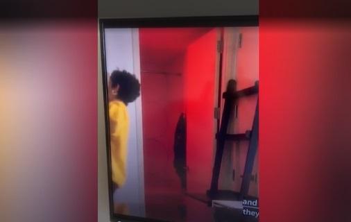 節目裡的門和浴室入口。(互聯網)