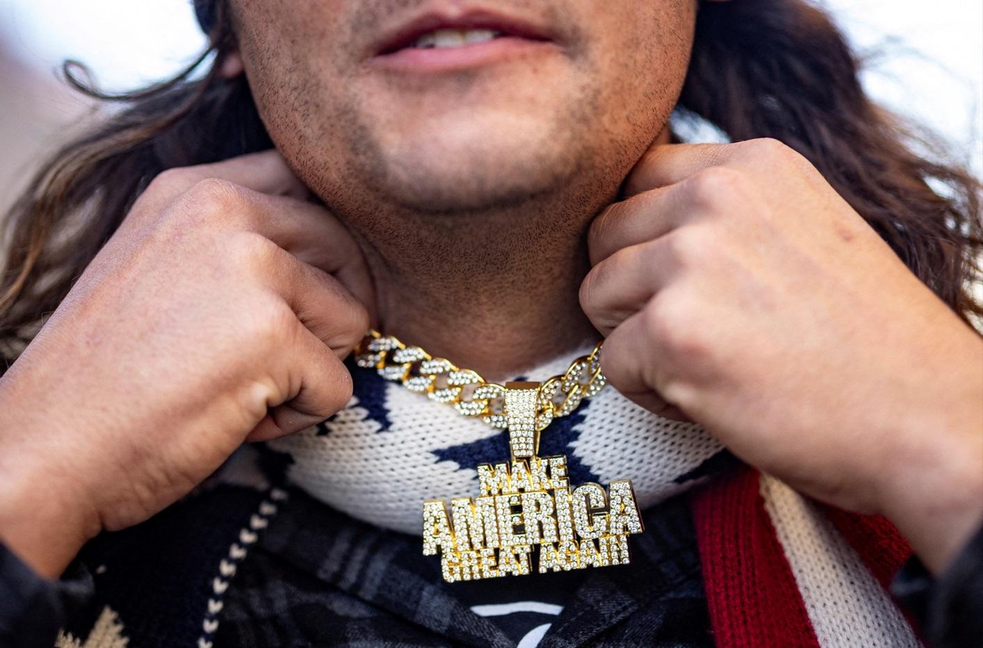 特朗普支持者戴上「讓美國再次偉大」頸鏈。(路透社)