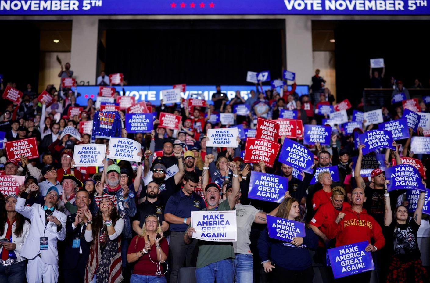 特朗普支持者在集會上展示「讓美國再次偉大」標語。(路透社)