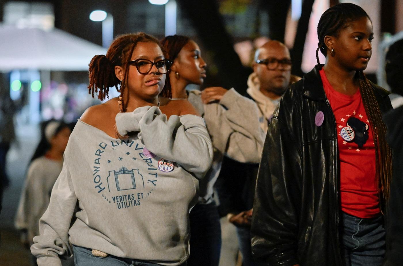 有支持者離開時忍著不哭,但難掩失望。(路透社)