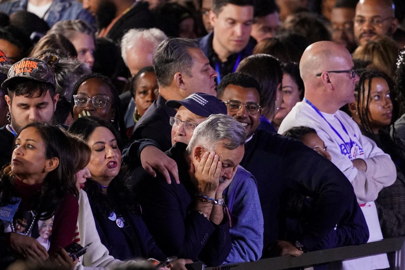 有支持者低頭托腮。(路透社)