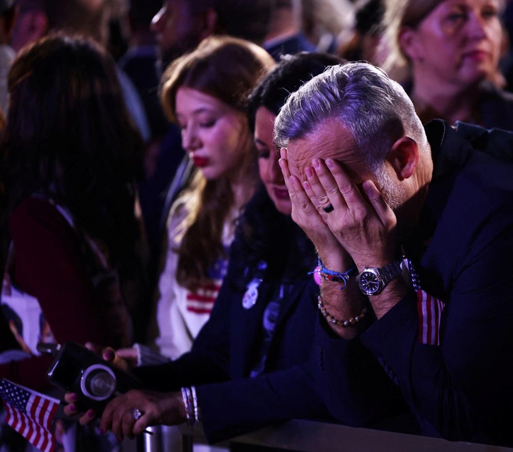 有人失望掩面。(路透社)