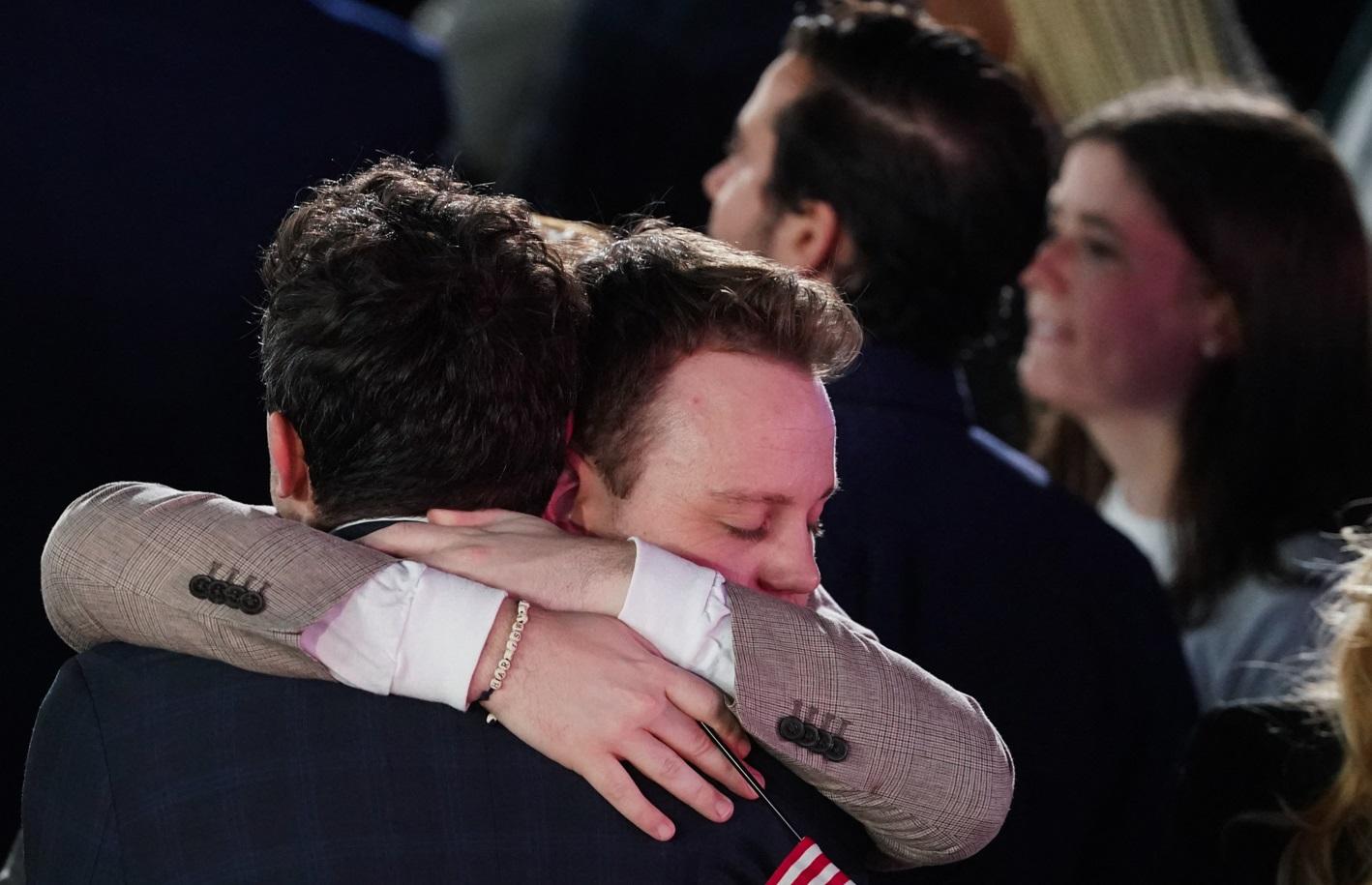 有人相擁安慰。(路透社)