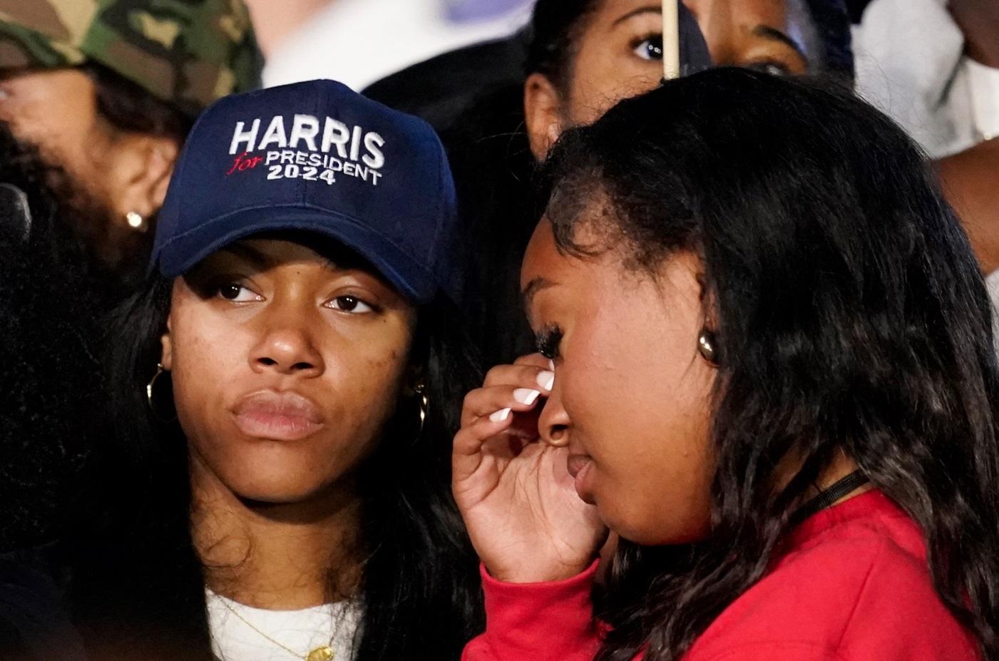 有人拭淚。(路透社)