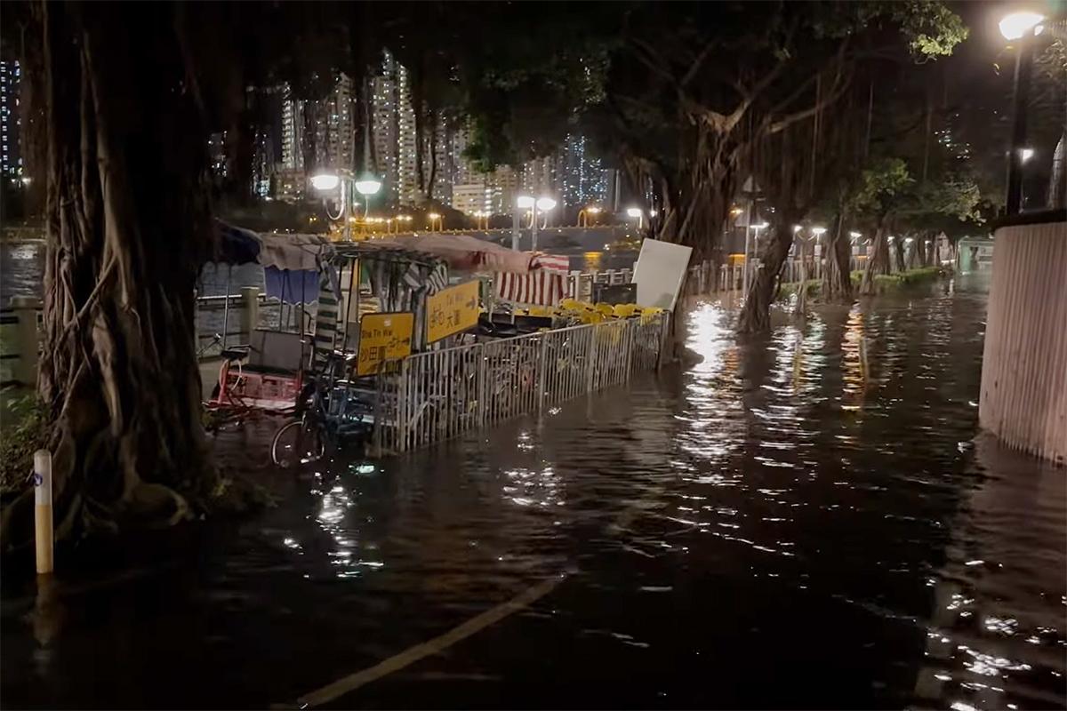 沙田城門河一帶已經開始水浸。(網民Leon Chow@FB群組「Go Go Shatin」)