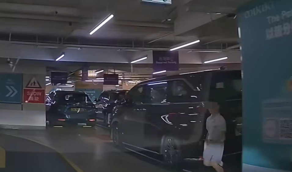 當時車主正駕車準備離開,駛至前往商場的升降機附近通道時,突有一男一女小童打橫於一輛車後方的通道「殺出」 「車cam L(香港群組)」
