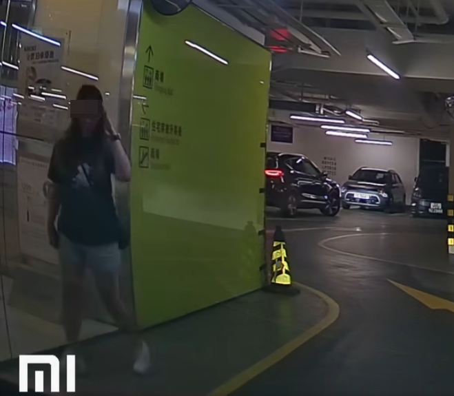 車主打開車窗斥責「真係嚇到我心臟都爆呀,大佬!」,及後聽到女子連聲講「對唔住」。 「車cam L(香港群組)」