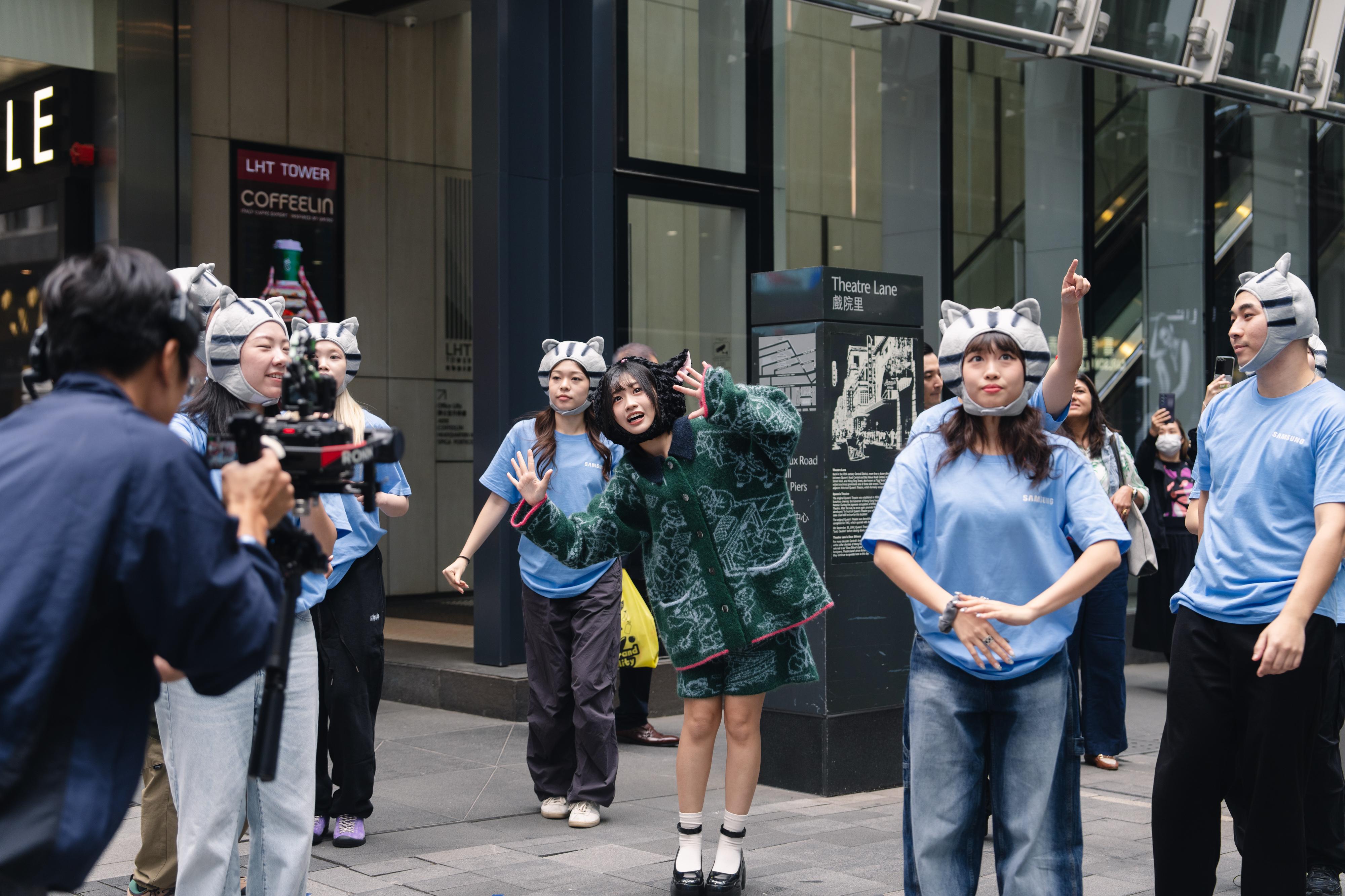 Sica何洛瑤上星期五快閃中環街頭,戴上喵喵頭套試玩Samsung 「AI 聯盟」互動遊戲。