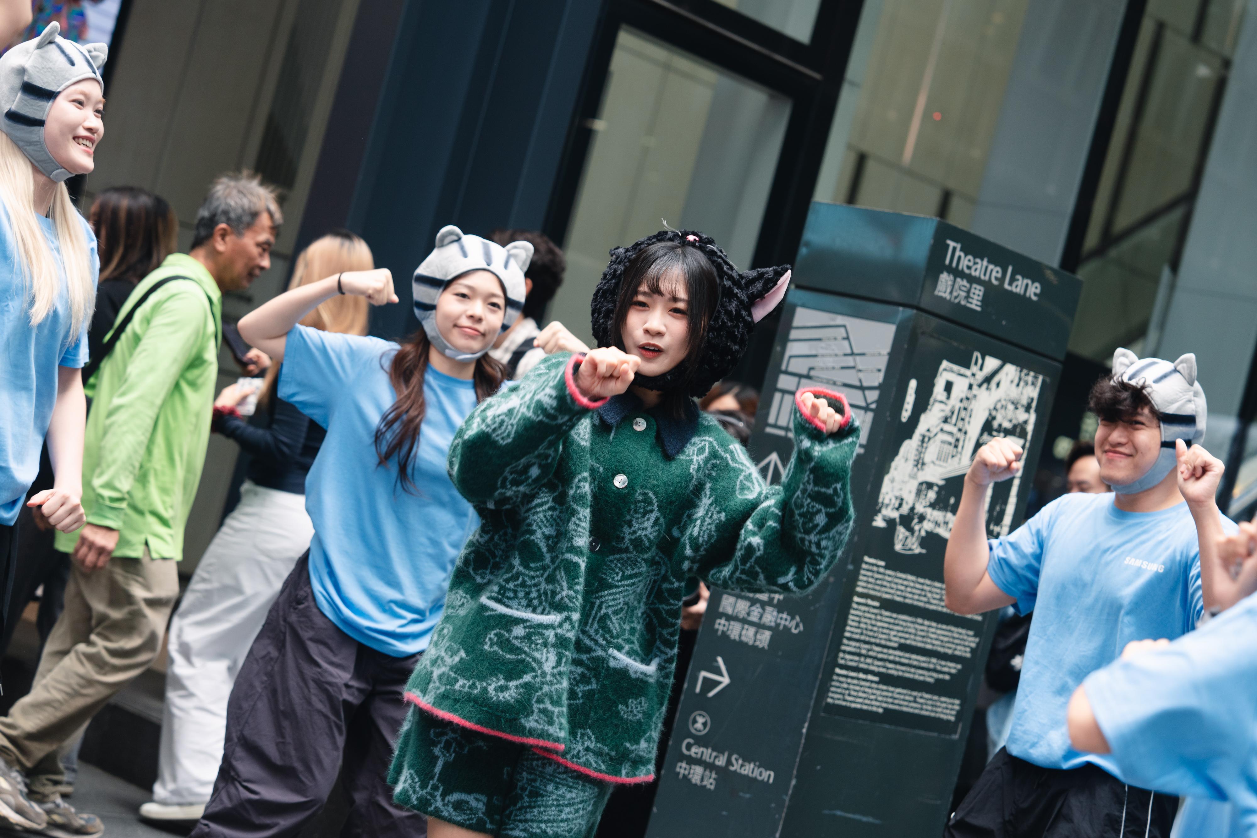 Sica與舞者於屏幕前跳舞,與屏幕上「達文喵」神同步齊齊擺動。