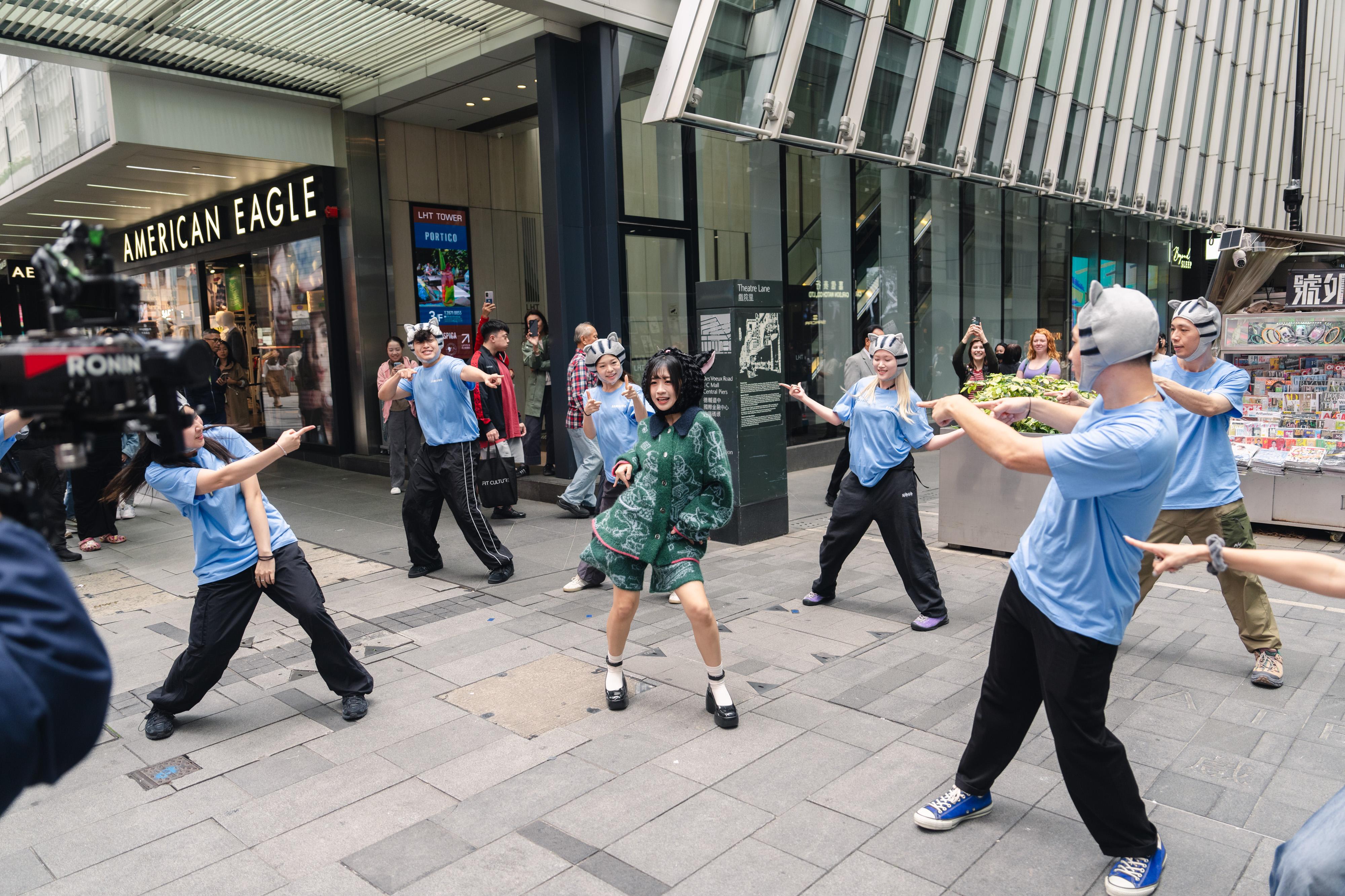 Sica舞步與屏幕上「達文喵」同步。