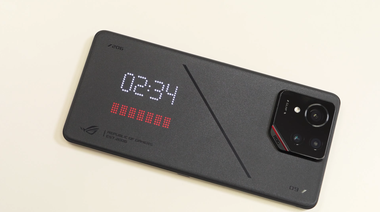 Pro 機型的 AniMe Vision 更進一步,LED 燈數量增加至 648 粒,可以顯示更加複雜的圖案。