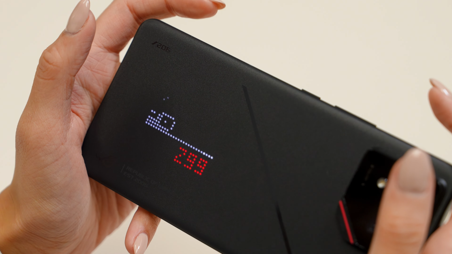 ASUS 活用了更大面積的副屏幕,加入名為 AniMe Play 的功能,讓用家可以利用點陣屏幕進行簡單的遊戲