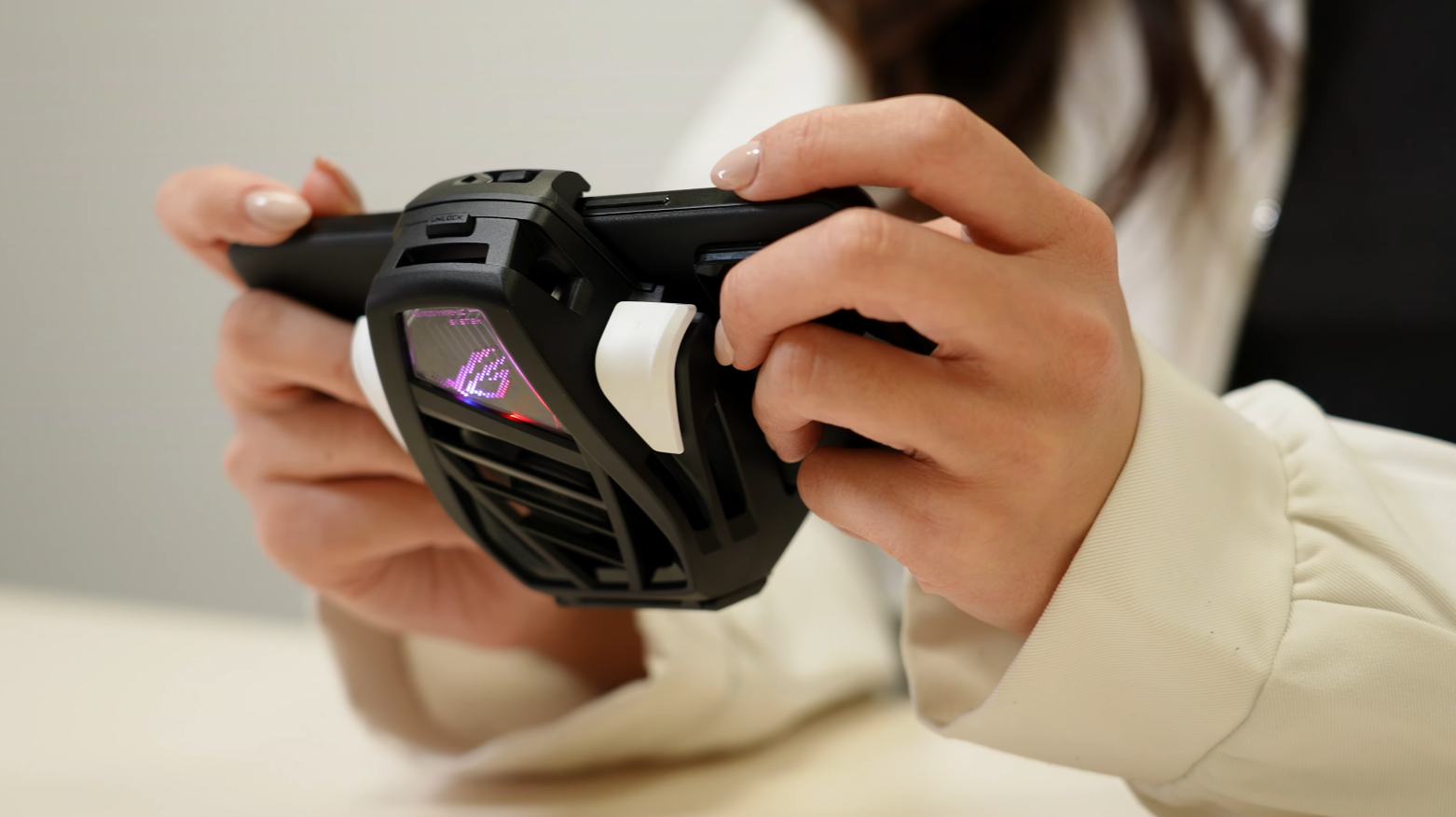 ASUS 在散熱設計及效能調整方面下了不少功夫,ROG Phone 9 Pro 在 3D Mark 的 Solar Bay Unlimited Stress Test 中,連續 20 次高階圖像運算都能保持相同性能輸出,機身最高溫度僅 40 多度