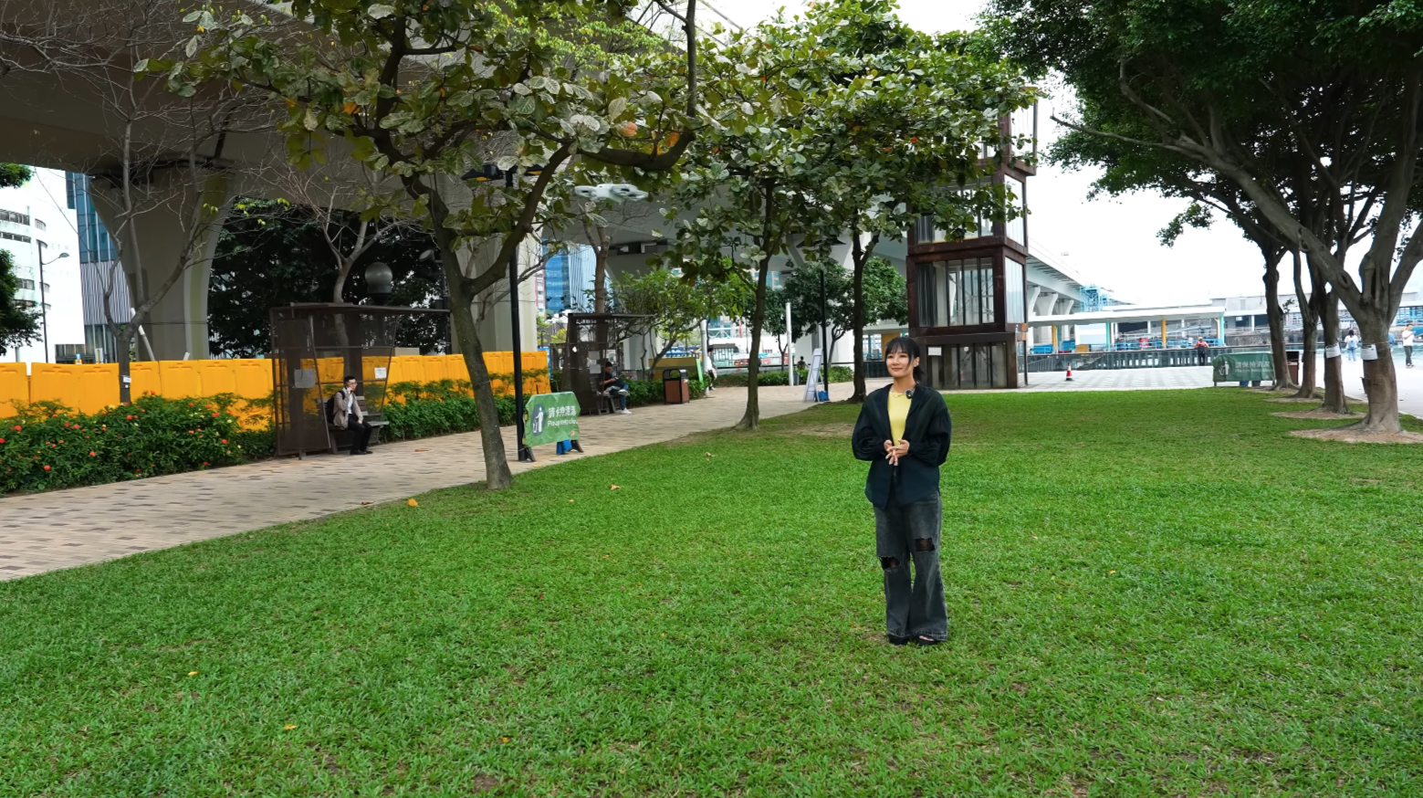 Mic Mini 也可與迷你航拍機 DJI Neo 配合使用,透過藍牙連接手機,在 DJI Fly app 中勾選「App 收音」即可。