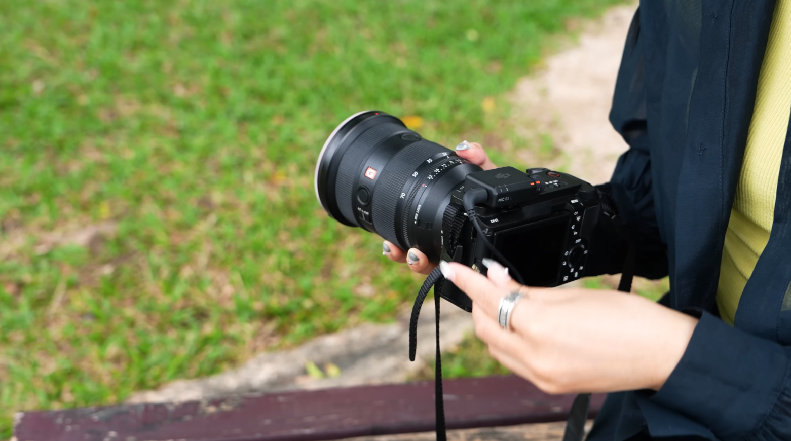 對於相機用戶,連接 DJI Mic Mini 也很簡單。接收器可直接插在冷靴或熱靴位置,再用 3.5mm TRS 線連接即可。