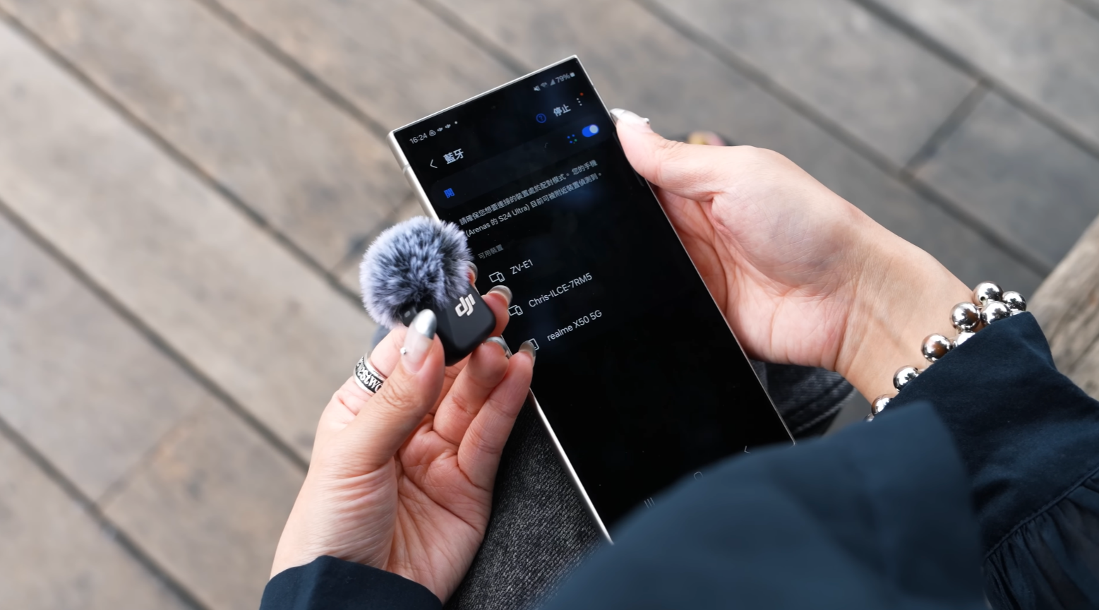 DJI Mic Mini 使用起來非常方便。只需將 USB-C 轉接器裝在接收器上,再插到手機上即可使用。