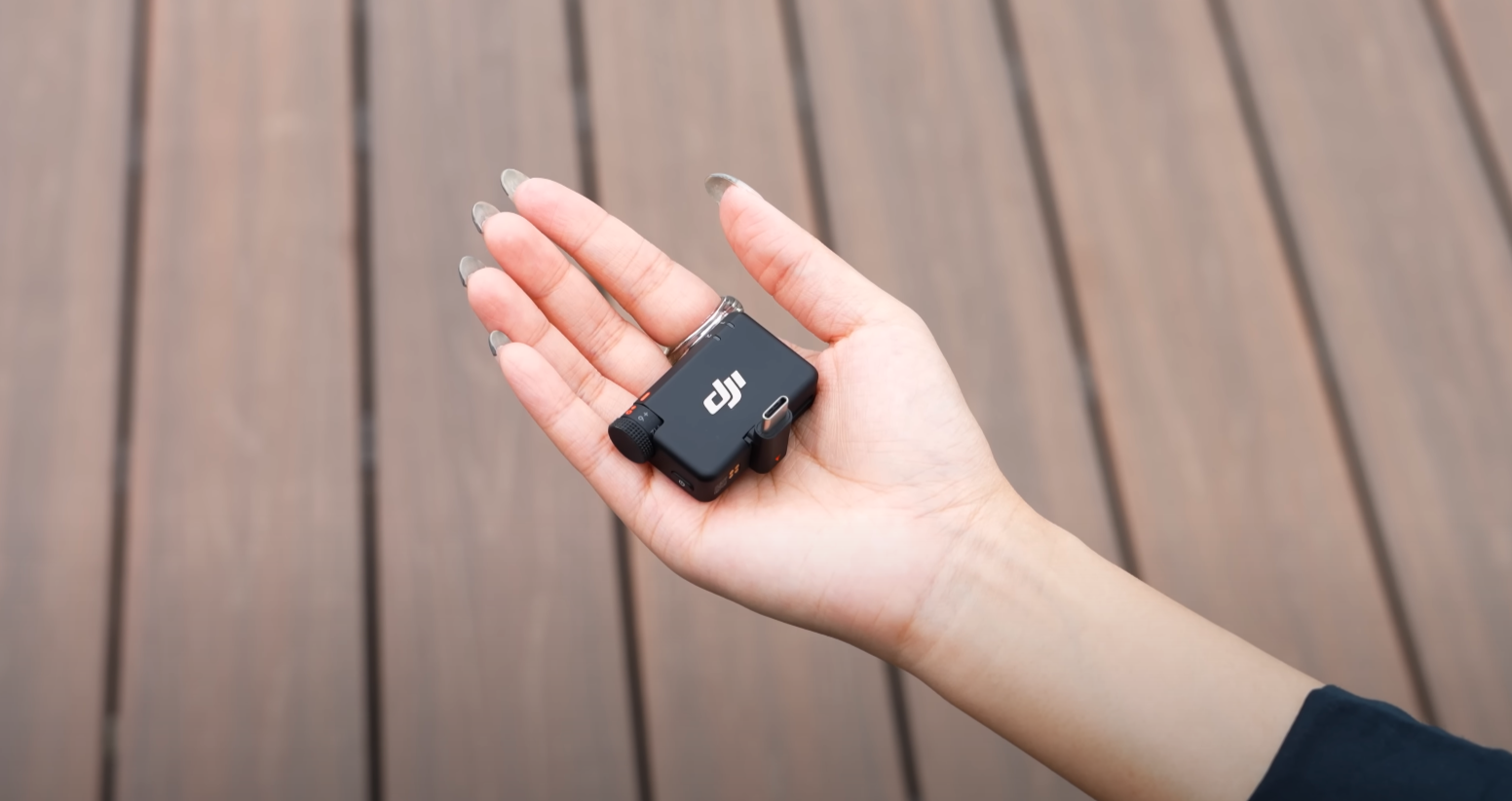 接收器體積也更小,保留了滾輪調整增益幅度,但取消了觸控螢幕。