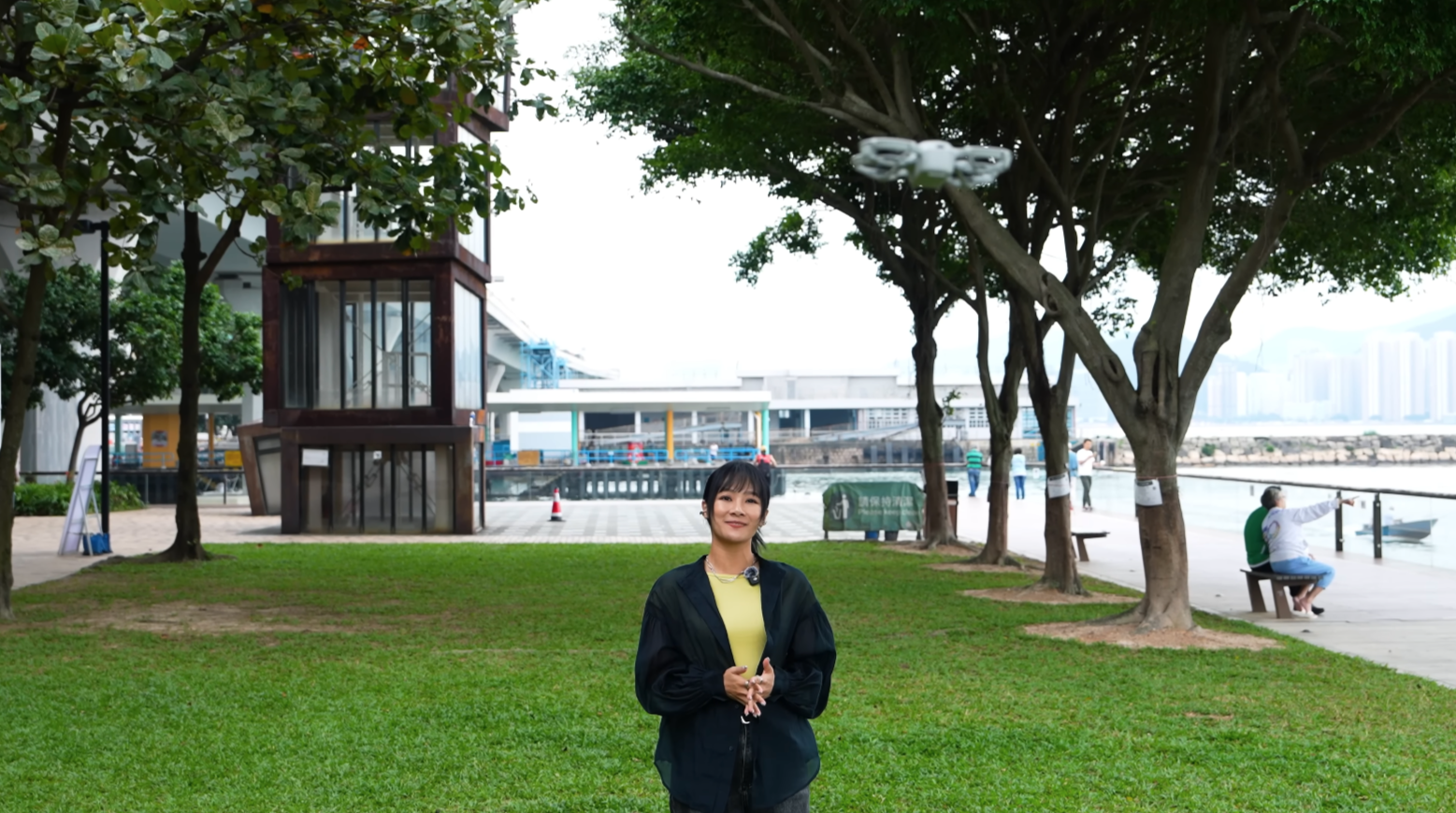 Mic Mini 也可與迷你航拍機 DJI Neo 配合使用,透過藍牙連接手機,在 DJI Fly app 中勾選「App 收音」即可。