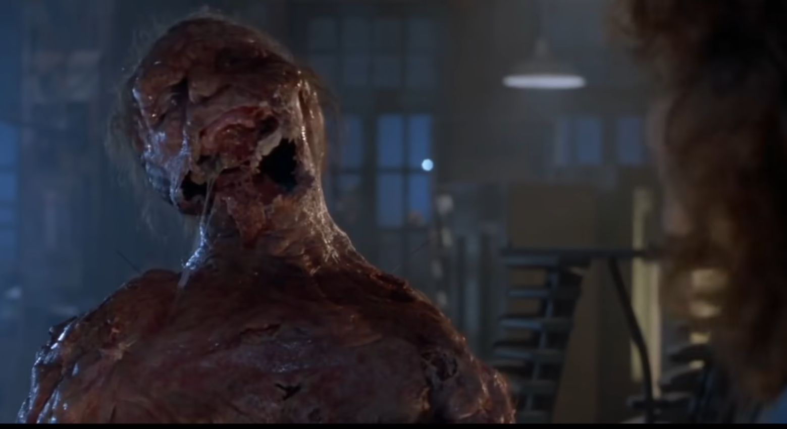 科學家意外將自己體內注入烏蠅基因,結果身心出現變化,爛面、感官敏銳,甚至同烏蠅一樣噴出酵素消化食物再吸收,最後更大開殺戒。