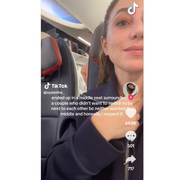 米勒被安排坐在情侶中間,拍片時看來悠然自得。(互聯網)
