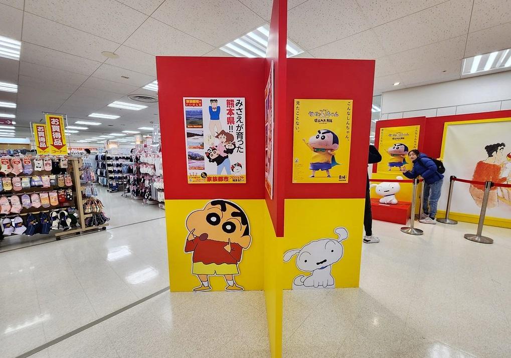 伊藤洋華堂春日部店內的《蠟筆小新》展示區。(互聯網)