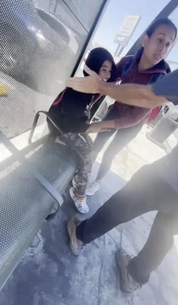 平治車主當眾掌摑莫拉萊斯。(互聯網)