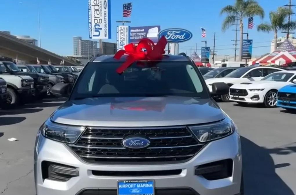 總經理送莫拉萊斯一部新車。(互聯網)