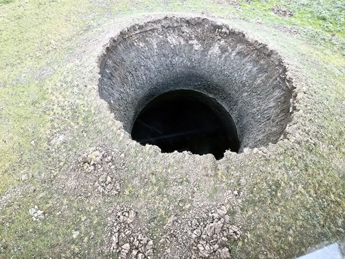 西伯利亞出現神秘坑洞,大得像是隕石坑。