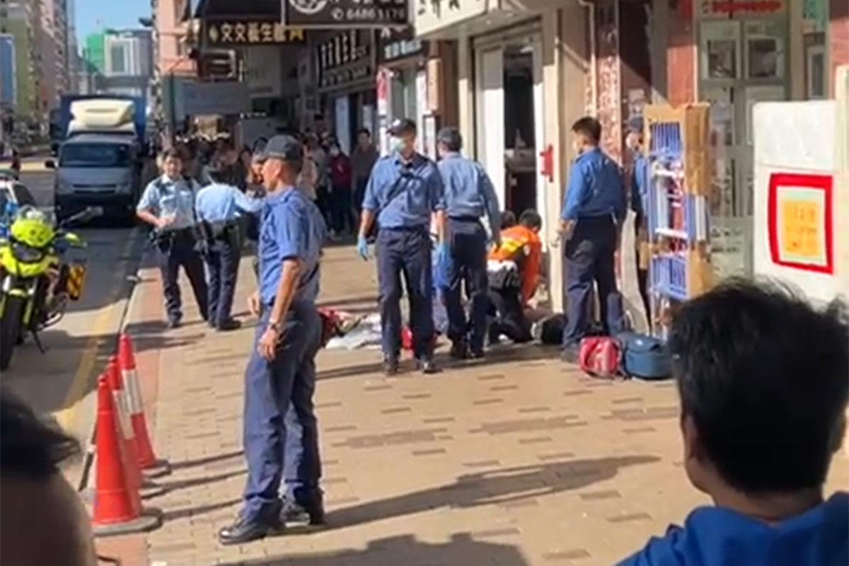 死者被發現倒臥在長沙灣道,到場救護員為其急救。